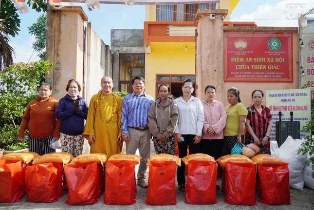 200 phần quà đã được trao tận tay bà con có hoàn cảnh khó khăn, các gia đình chính sách và người có công với cách mạng