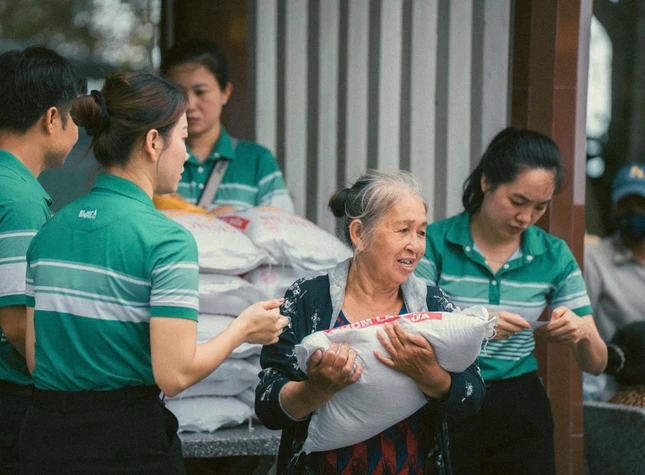 Trao 700 bao gạo yêu thương đến bà con