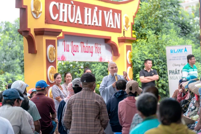 Sư cô Thích nữ Huệ Trí phát biểu thăm hỏi động viên bà con