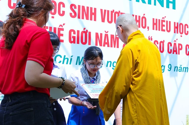 Hòa thượng Thích Hiển Đức trao quà đến các em học sinh Hòa thượng Thích Hiển Đức trao quà đến các em học sinh