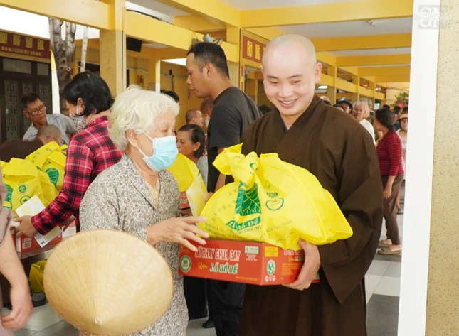 500 phần quà được gửi đến tận tay bà con tại 3 phường: Xuân Hòa, Nhiêu Lộc và Bàn Cờ 500 phần quà được gửi đến tận tay bà con tại 3 phường: Xuân Hòa, Nhiêu Lộc và Bàn Cờ