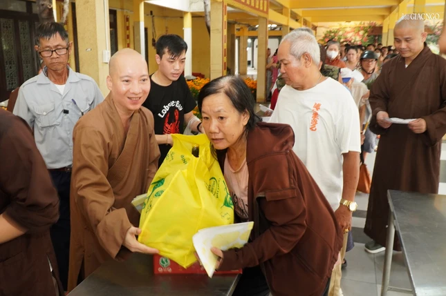 Mỗi phần quà gồm có bì thư 300 nghìn đồng và nhu yếu phẩm Mỗi phần quà gồm có bì thư 300 nghìn đồng và nhu yếu phẩm