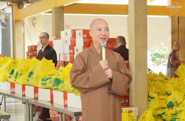 Thượng tọa Thích Nguyên Các phát biểu thăm hỏi đến bà con Thượng tọa Thích Nguyên Các phát biểu thăm hỏi đến bà con
