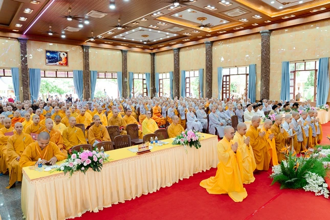 Đại diện Tăng Ni sinh khóa X dâng lời tri ân
