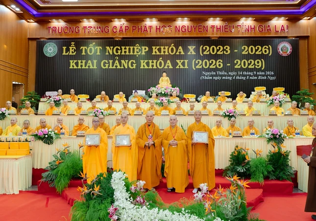 Chư tôn đức trao phần thưởng đến Tăng sinh