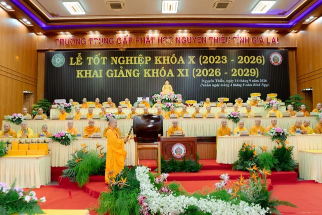 Thượng tọa Thích Quảng Nhơn, Phó Hiệu trưởng trường đánh ba hồi trống, chính thức khai giảng khóa XI
