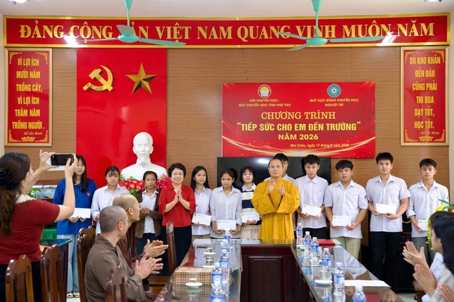 Trao 20 suất học bổng hiếu học tại Trường Trung học Phổ thông Mai Châu Trao 20 suất học bổng hiếu học tại Trường Trung học Phổ thông Mai Châu
