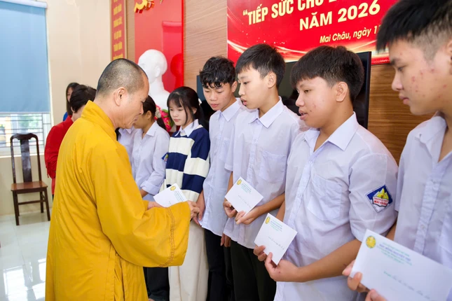 Có 82 suất học bổng, mỗi suất có trị giá 2 triệu đồng được trao đến các em học sinh Có 82 suất học bổng, mỗi suất có trị giá 2 triệu đồng được trao đến các em học sinh