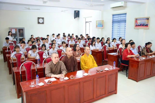 Chư tôn đức, đại biểu, học sinh tham dự Chư tôn đức, đại biểu, học sinh tham dự