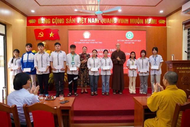 Trao 20 suất học bổng tại Trường Trung học Phổ thông Tam Nông Trao 20 suất học bổng tại Trường Trung học Phổ thông Tam Nông