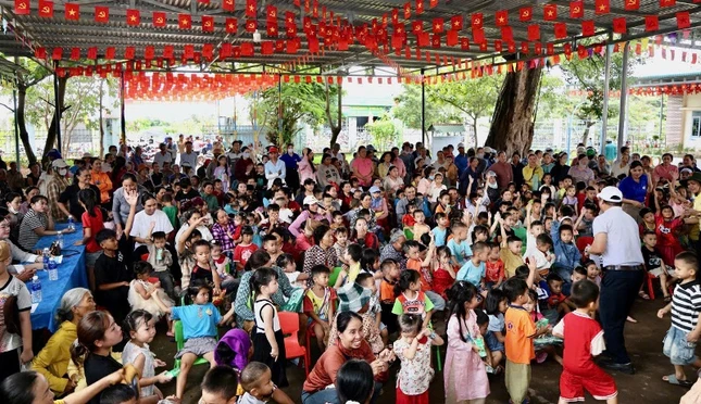 Các em tham gia trò chơi vui nhộn Các em tham gia trò chơi vui nhộn