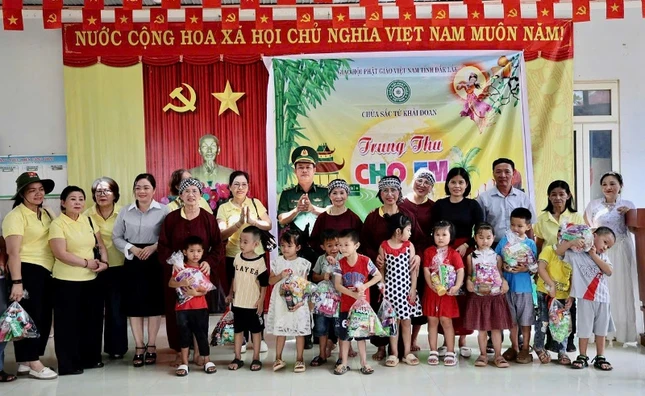 Trao quà trung thu Trao quà trung thu