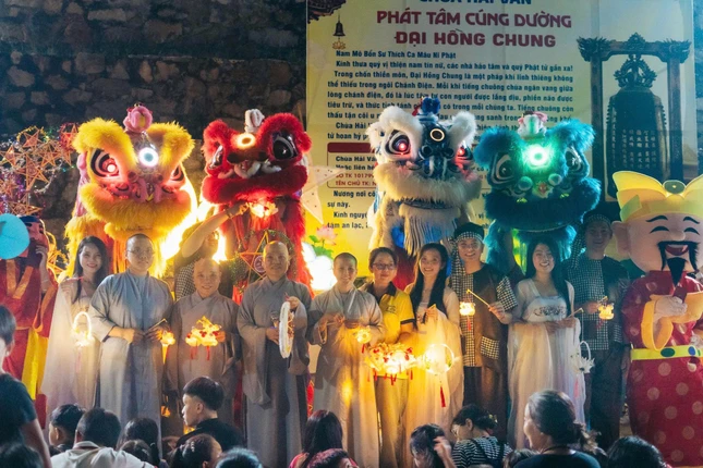 Các em giao lưu với chú Cuội và chị Hằng
