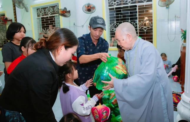 Tặng quà đến các em