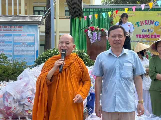 Thượng tọa Thích Giác Phổ phát biểu thăm hỏi và tặng quà đến các em