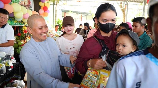 Trao quà trung thu đến các em thiếu nhi