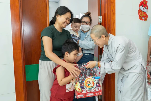 Thăm hỏi và tặng quà động viên đến các em Thăm hỏi và tặng quà động viên đến các em