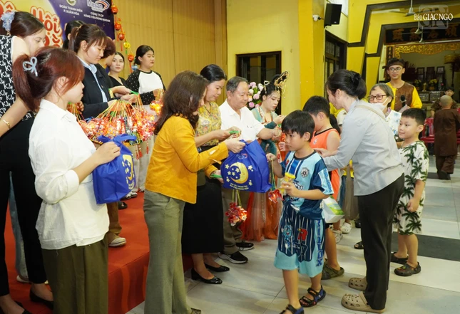 Có 220 phần quà trao tặng đến các em