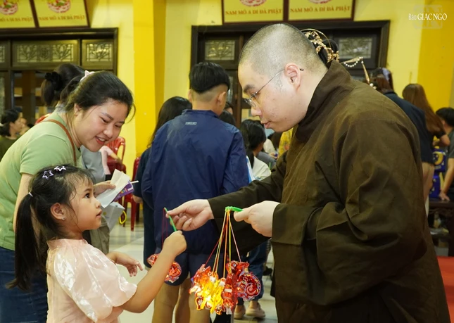 Tặng lồng đèn