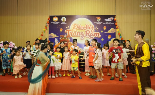 Các em chơi trò chơi cùng với chú Cuội và chị Hằng