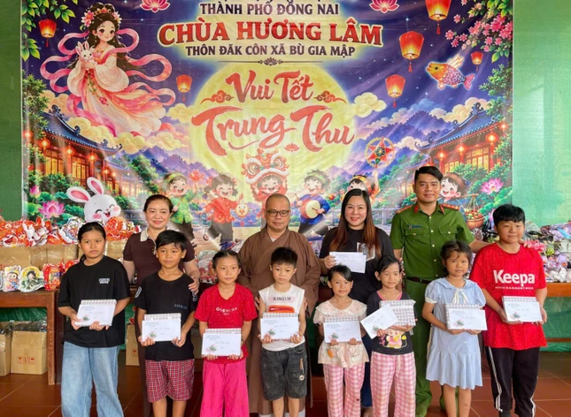Trao các suất học bổng Trao các suất học bổng