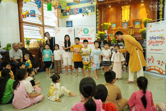 Các em thiếu nhi chơi trò chơi Các em thiếu nhi chơi trò chơi