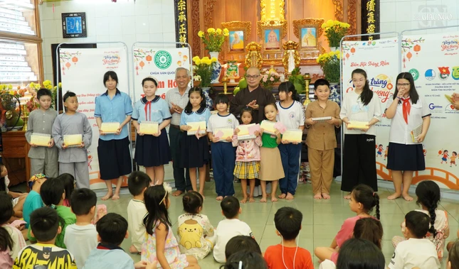 Đại đức Thích Thiện Châu trao các suất học bổng đến các em Đại đức Thích Thiện Châu trao các suất học bổng đến các em
