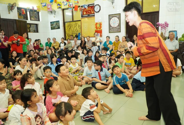 Xem văn nghệ và giao lưu cùng chú Cuội Xem văn nghệ và giao lưu cùng chú Cuội