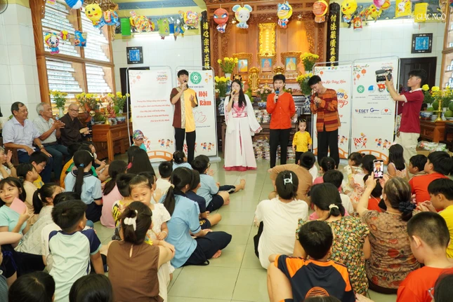 Xem văn nghệ và giao lưu cùng chú Cuội Xem văn nghệ và giao lưu cùng chú Cuội