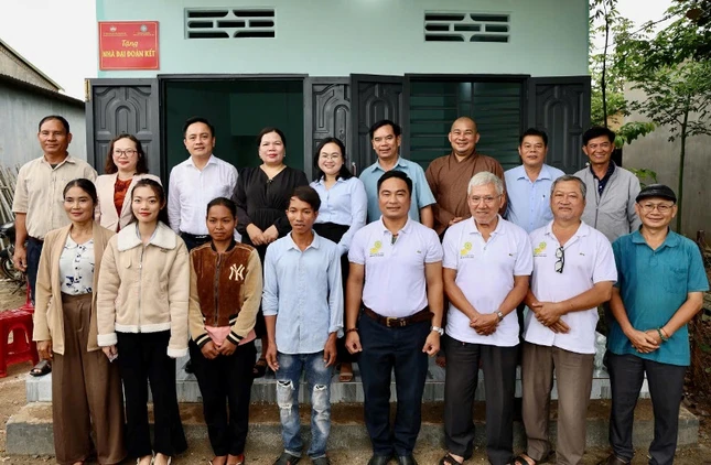 Lưu niệm trước ngôi nhà mới của gia đình bà H’Em Lưu niệm trước ngôi nhà mới của gia đình bà H’Em