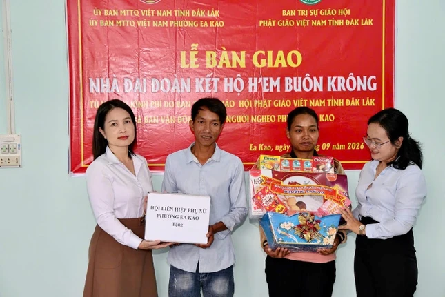 Chính quyền địa phương tặng quà đến gia đình bà H’Em Chính quyền địa phương tặng quà đến gia đình bà H’Em