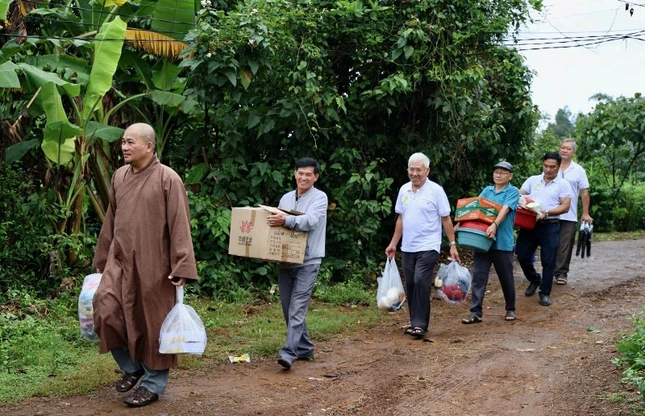 Đại đức Thích Minh Phương, cùng các thành viên đoàn mang những phần quà nghĩa tình tặng gia đình bà H’Em Đại đức Thích Minh Phương, cùng các thành viên đoàn mang những phần quà nghĩa tình tặng gia đình bà H’Em
