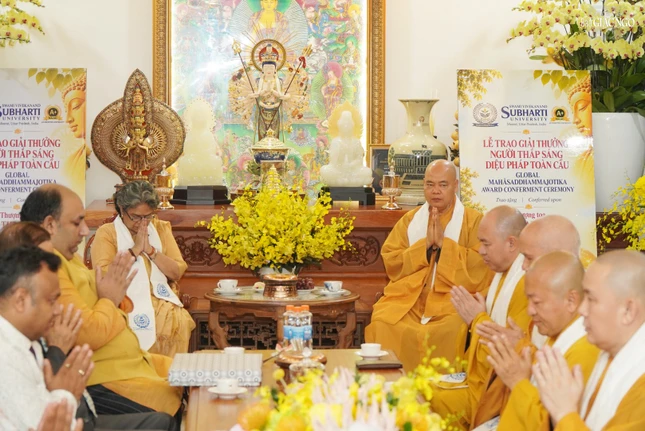 Các đại biểu tham dự dành một phút nhập từ bi quán hướng đến các nạn nhân bị thiên tai tại Nepal