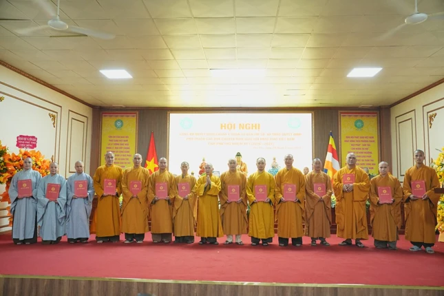 Thượng tọa Thích Thanh Tuấn, Phó Tổng thư ký, Chánh Văn phòng T.Ư trao quyết định