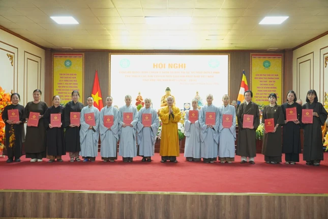 Trao quyết định nhân sự đến các ban chuyên môn thuộc Ban Trị sự GHPGVN tỉnh Phú Thọ