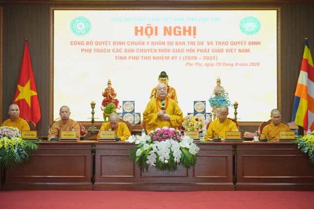 Trưởng lão Hòa thượng Thích Thanh Nhiễu ban đạo từ chứng minh