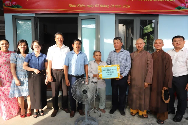 Lãnh đạo phường Bình Kiến tặng quà đến ông Đinh Văn Toàn Lãnh đạo phường Bình Kiến tặng quà đến ông Đinh Văn Toàn