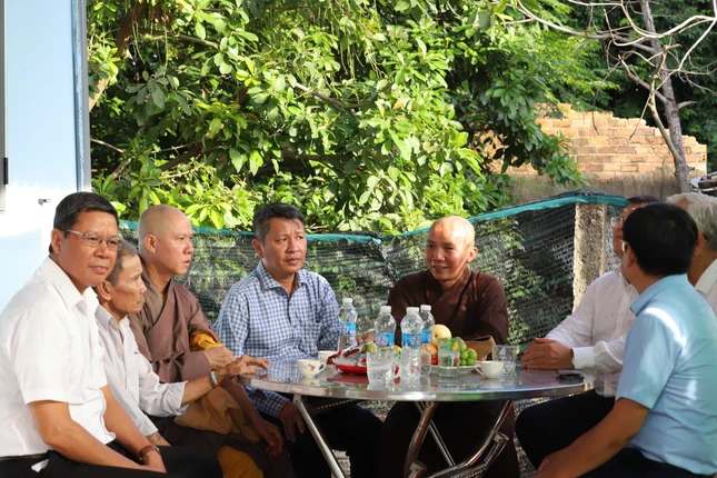 Chư tôn đức và lãnh đạo phường Bình Kiến thăm gia đình ông Đinh Văn Toàn Chư tôn đức và lãnh đạo phường Bình Kiến thăm gia đình ông Đinh Văn Toàn
