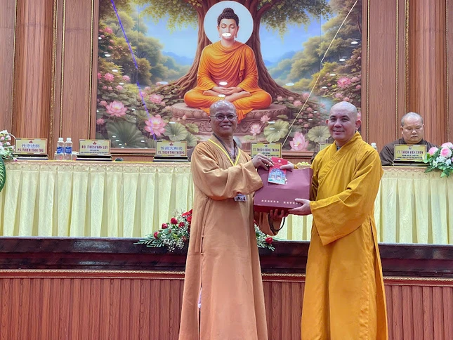 Trao tặng quà lưu niệm