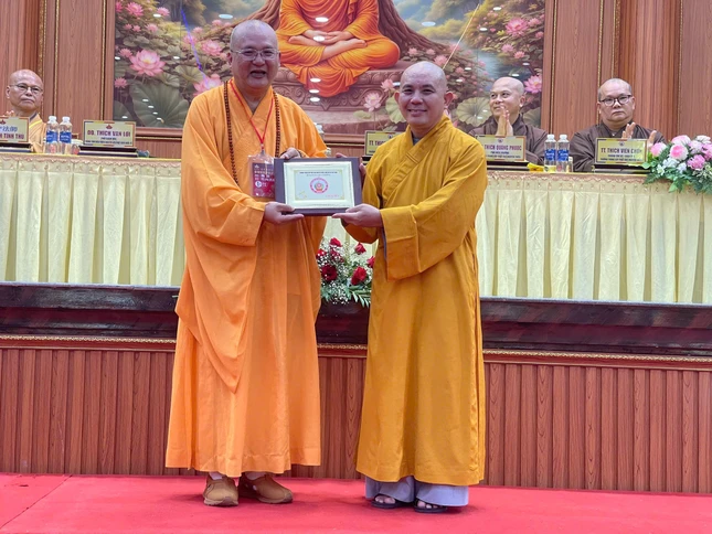 Trao tặng quà lưu niệm
