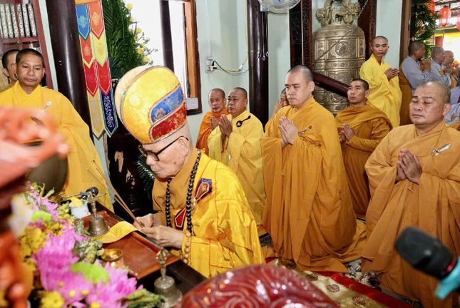 Chư tôn đức niêm hương bạch Phật Chư tôn đức niêm hương bạch Phật