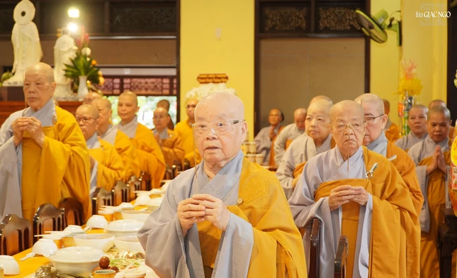 Chư Ni thành kính tưởng niệm Chư Ni thành kính tưởng niệm