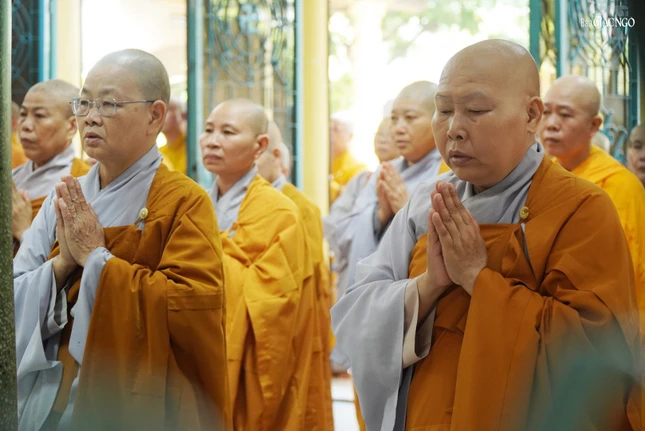 Dịp này, đại chúng cùng nhắc nhở nhau về giới pháp của Tỳ-kheo...