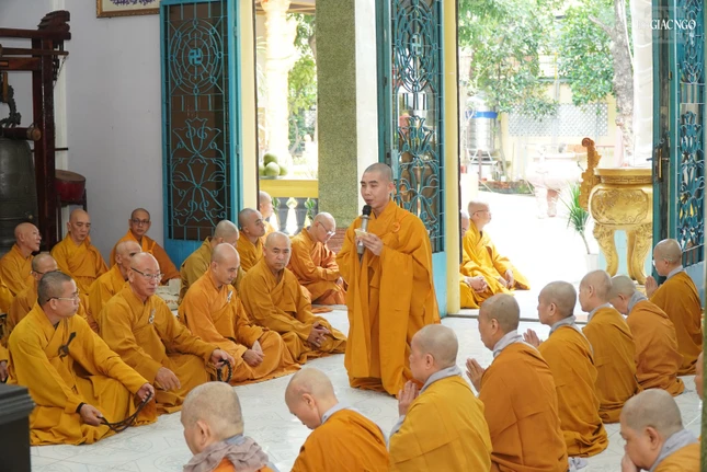 Đại đức Thích Quang Lý tác bạch kiểm Tăng