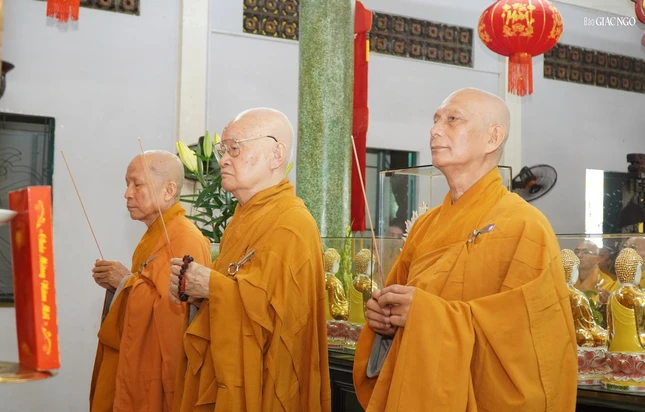 Dâng hương, đảnh lễ Tam bảo