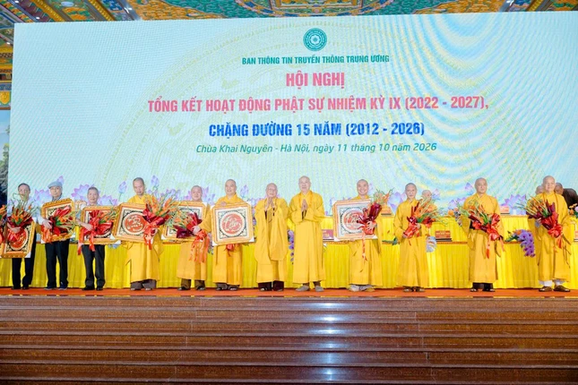 Trao khánh vàng tri ân lãnh đạo của Ban Thông tin - Truyền thông GHPGVN qua các nhiệm kỳ