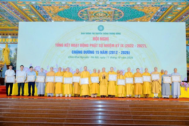 Trao Bằng tuyên dương công đức của Giáo hội đến các cá nhân Ban Thông tin - Truyền thông Trung ương