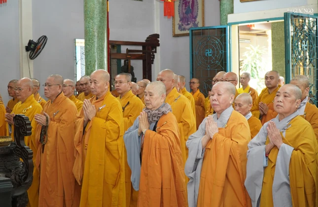 Trang nghiêm khóa lễ tại chánh điện chùa Linh Sơn Hải Hội