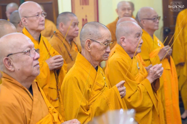 Chư tôn giáo phẩm dâng hương tưởng niệm