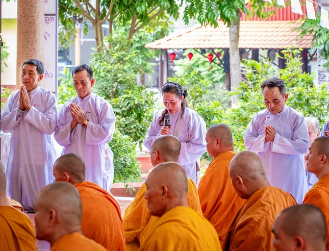 Đại diện đạo tràng tịnh xá Ngọc Thạnh, Phật tử Ngọc Năng cung đối trước chư tôn đức và hành giả khóa tu, dâng lời phát nguyện hộ trì suốt khóa Đại diện đạo tràng tịnh xá Ngọc Thạnh, Phật tử Ngọc Năng cung đối trước chư tôn đức và hành giả khóa tu, dâng lời phát nguyện hộ trì suốt khóa